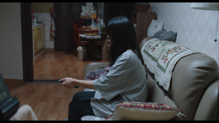 Busan 2021 Review: THE APARTMENT WITH TWO WOMEN, Sensational Debut Is an Electric Dysfunctional Family Drama